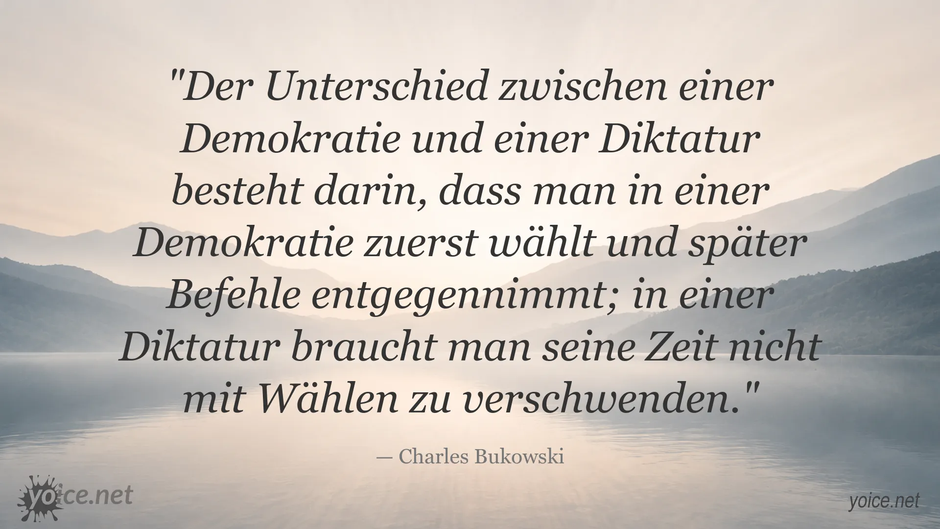 Zitatbild von Charles Bukowski über den Unterschied zwischen Demokratie und Diktatur