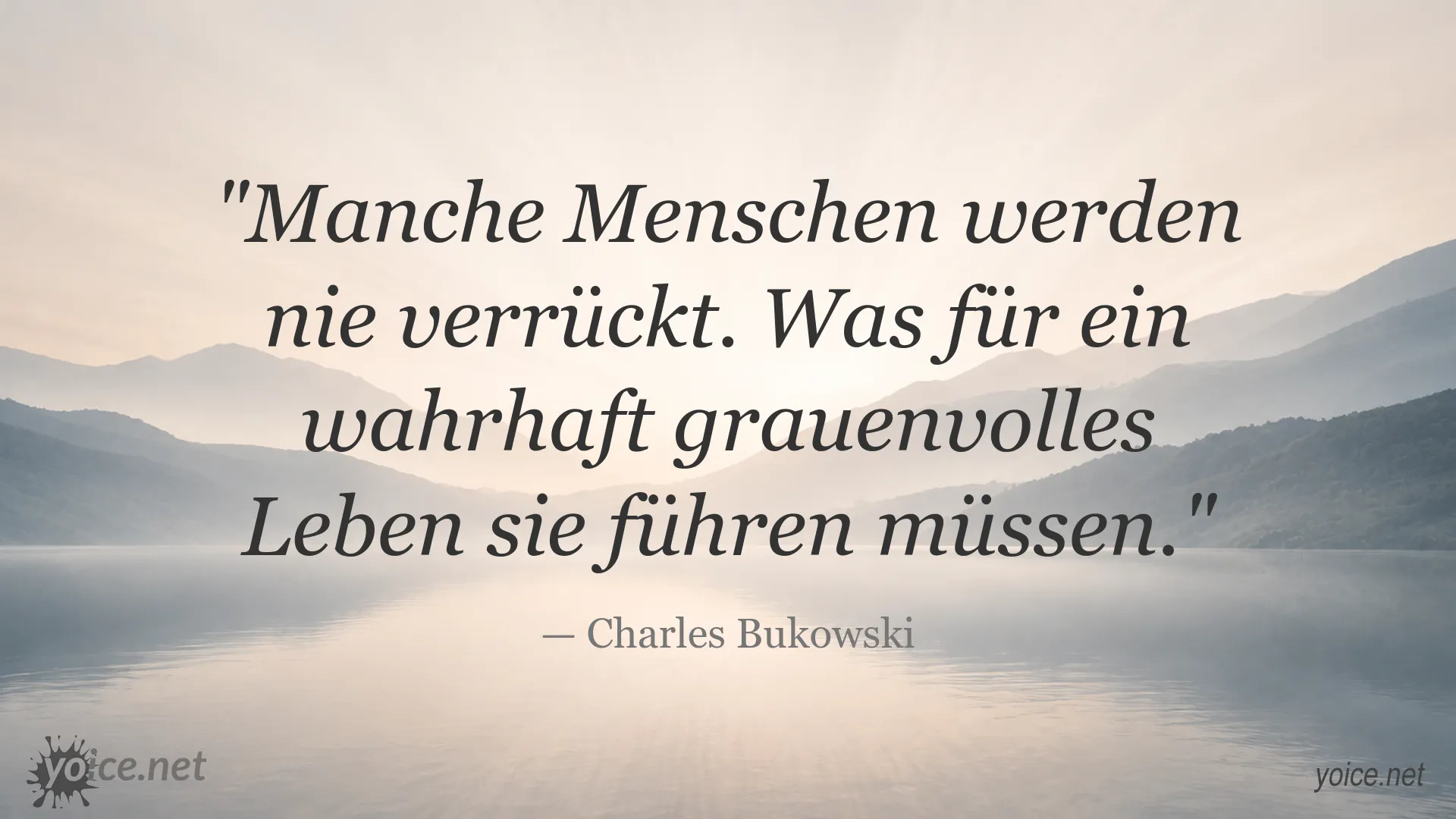 Zitatbild von Charles Bukowski über Wahnsinn, ein außergewöhnliches Leben und gesellschaftliche Normalität