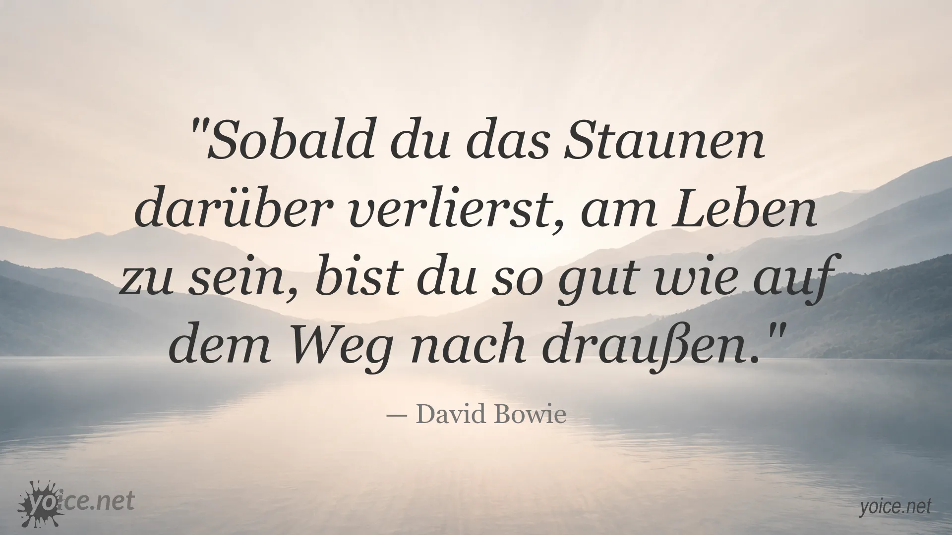 Zitatgrafik mit einem Zitat von David Bowie über Staunen und das Leben