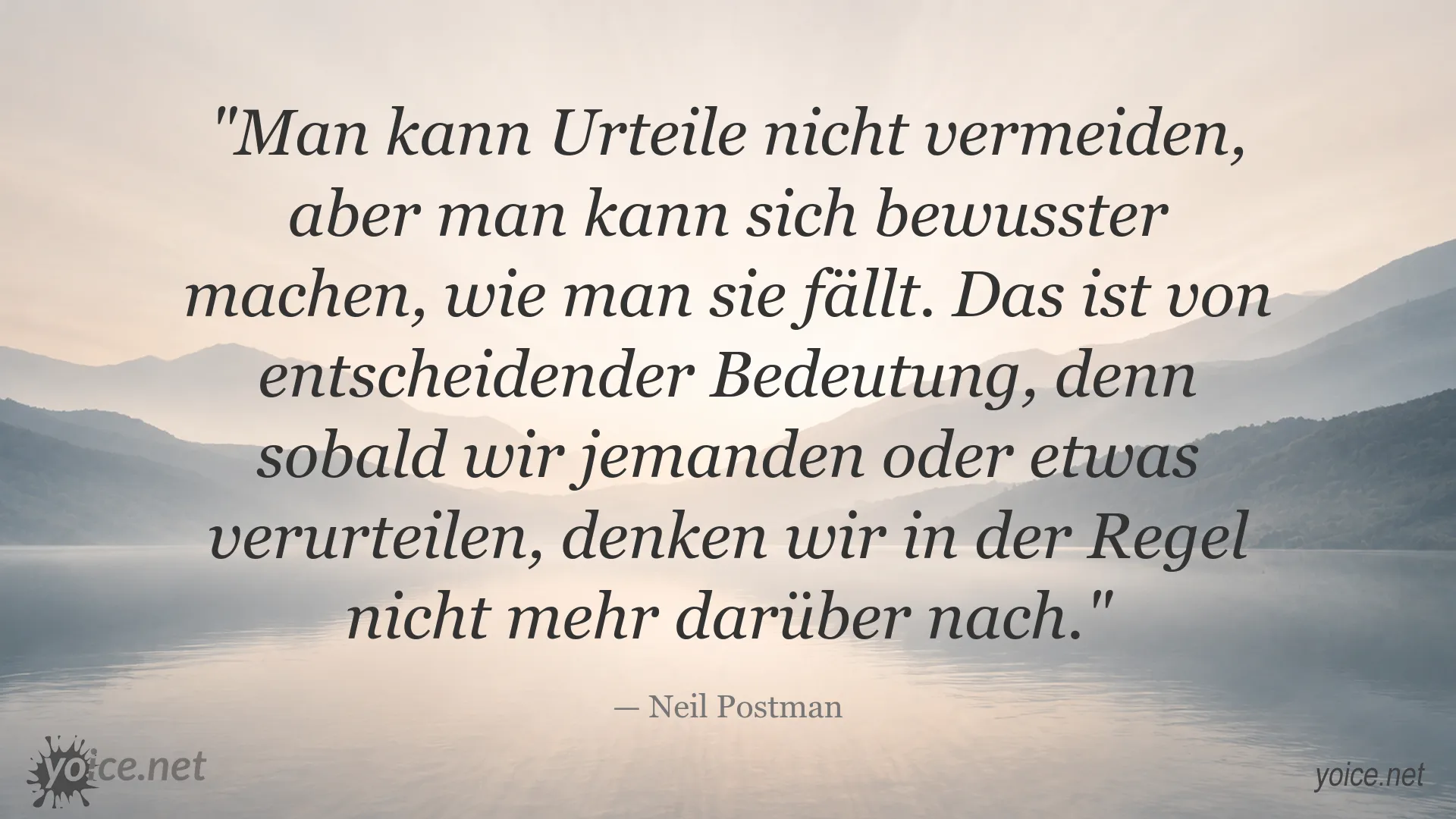 Zitatbild von Neil Postman über bewusstes Urteilen und die Folgen vorschneller Bewertungen