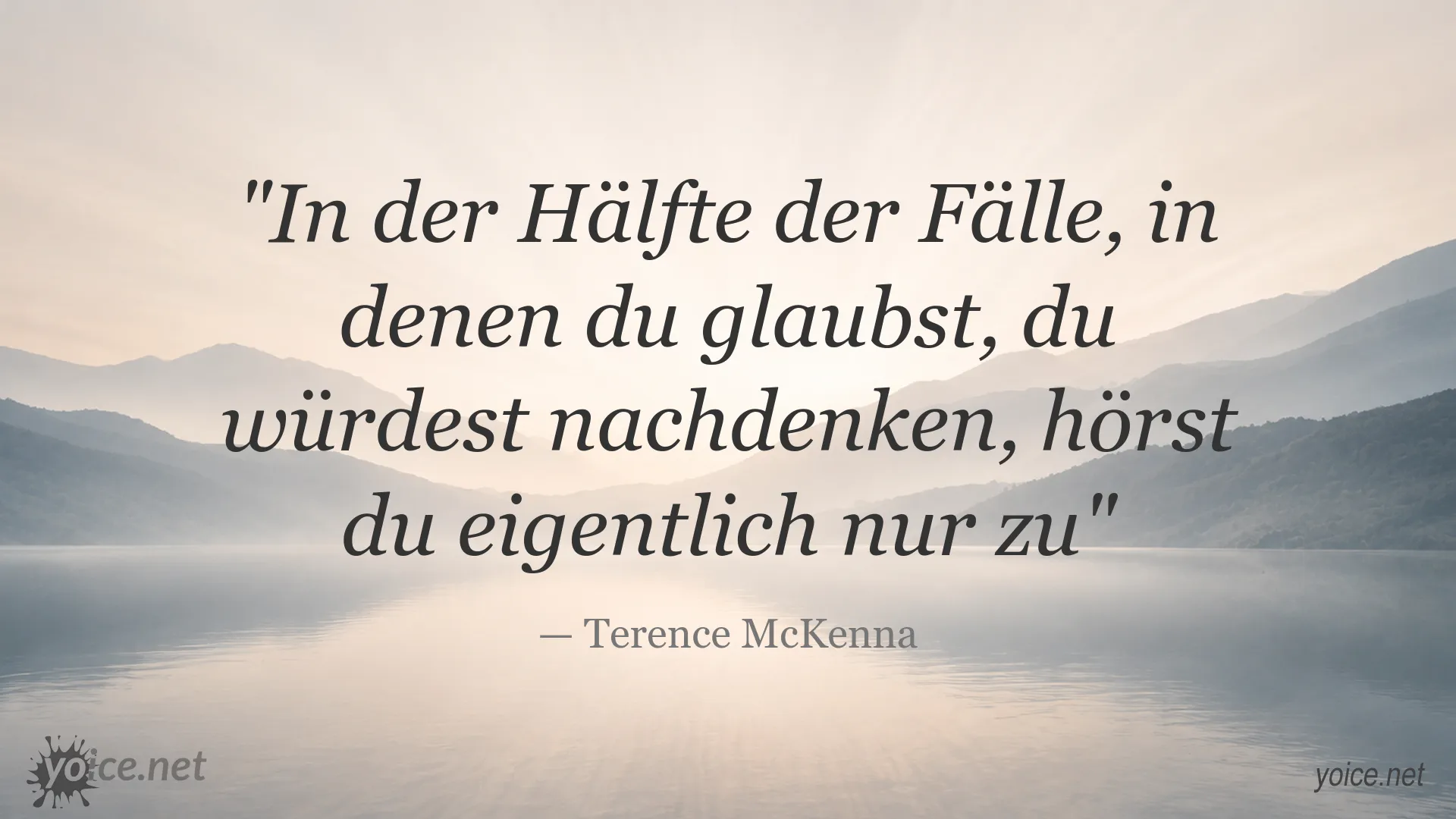 Zitatbild von Terence McKenna über den Unterschied zwischen Denken und Zuhören
