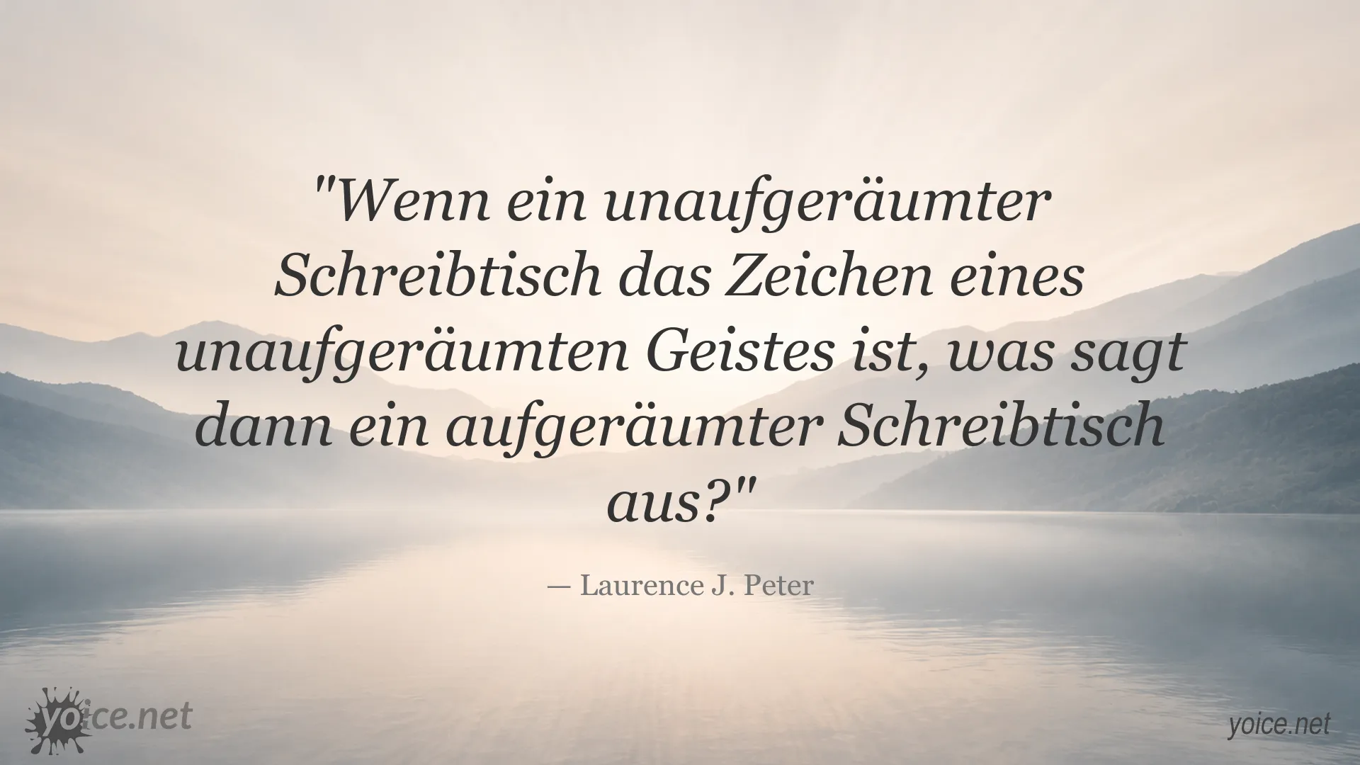 Inspirierendes Zitat von Laurence J. Peter über einen aufgeräumten Schreibtisch und geistige Ordnung